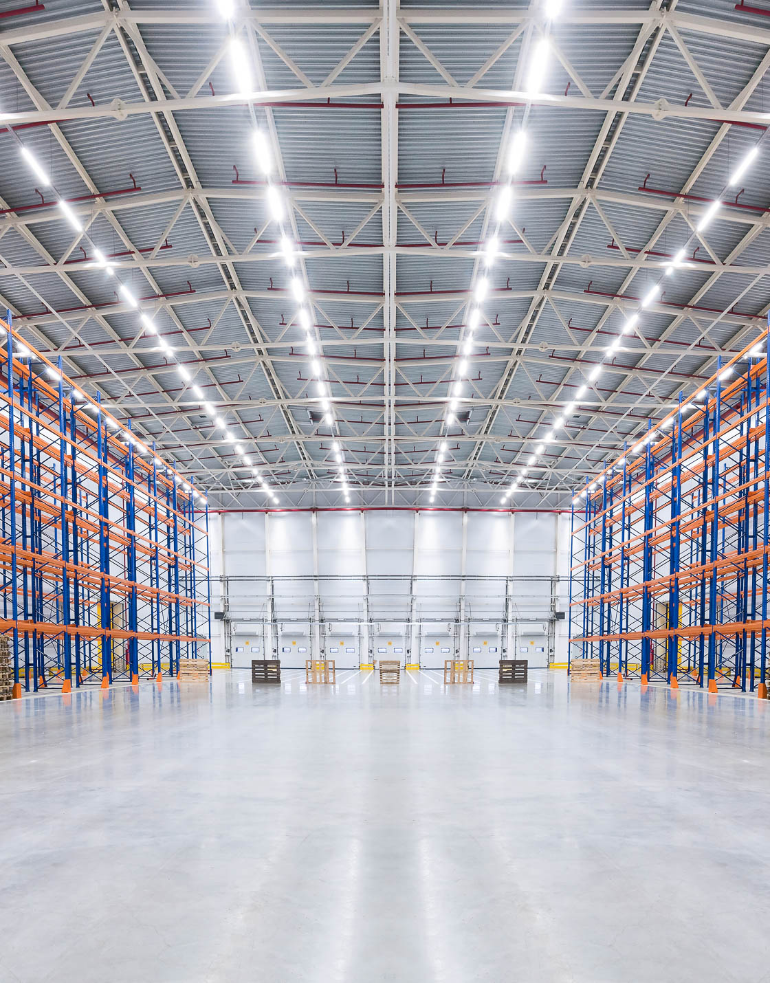 Distribution facility with high bays and pallets