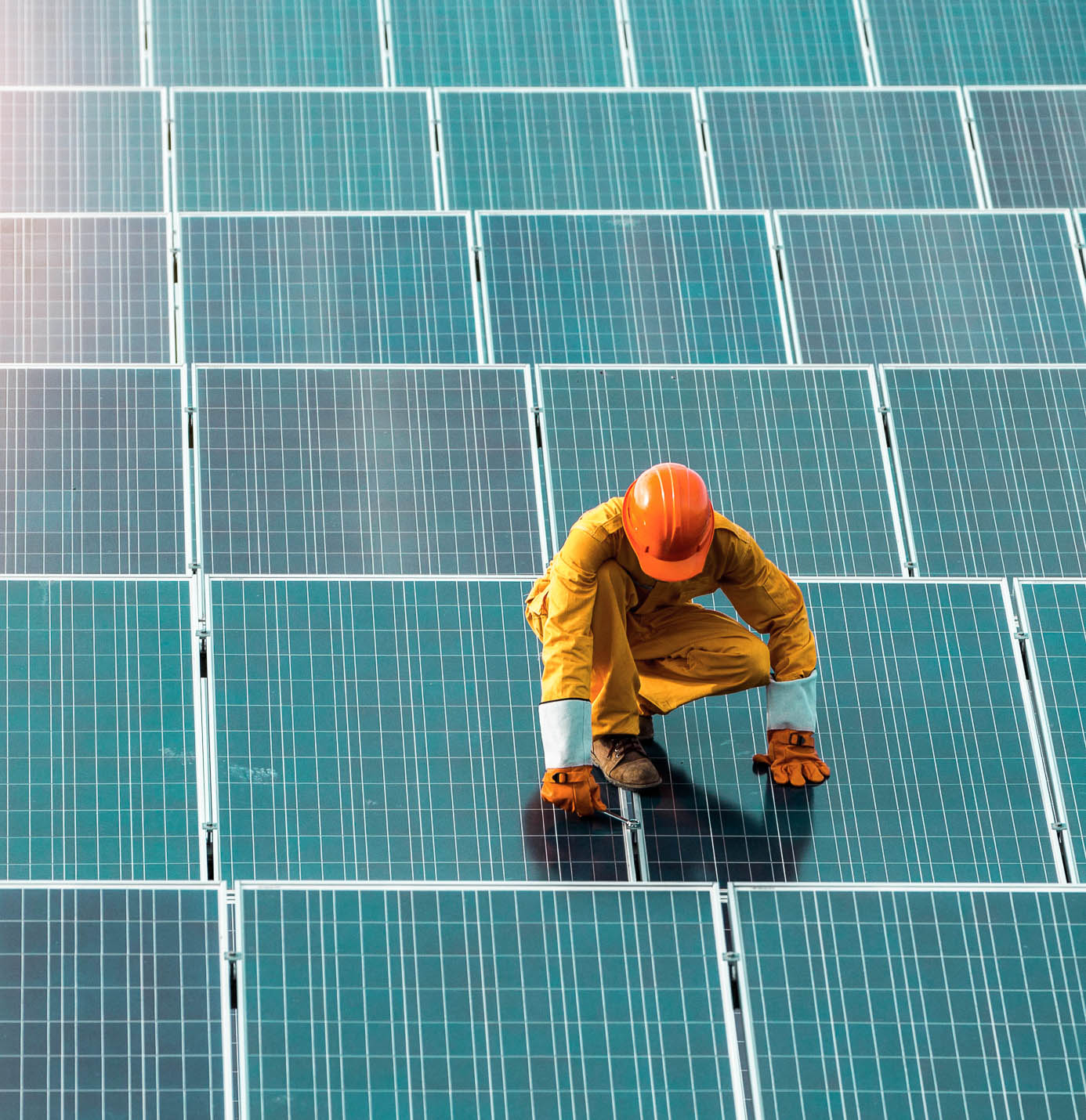 Techniker repariert Solarzellen